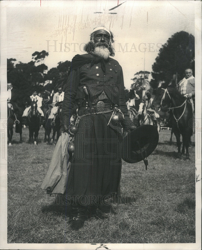 1968 Press Photo Uruguay gaucho colorful dress Maintain - Historic Images