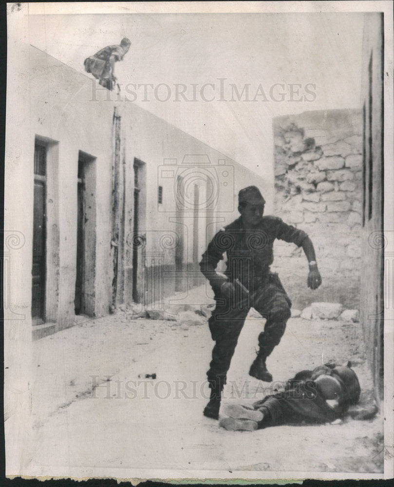 1961 Press Photo Tunisian sniper French Bizerte Joseph - Historic Images