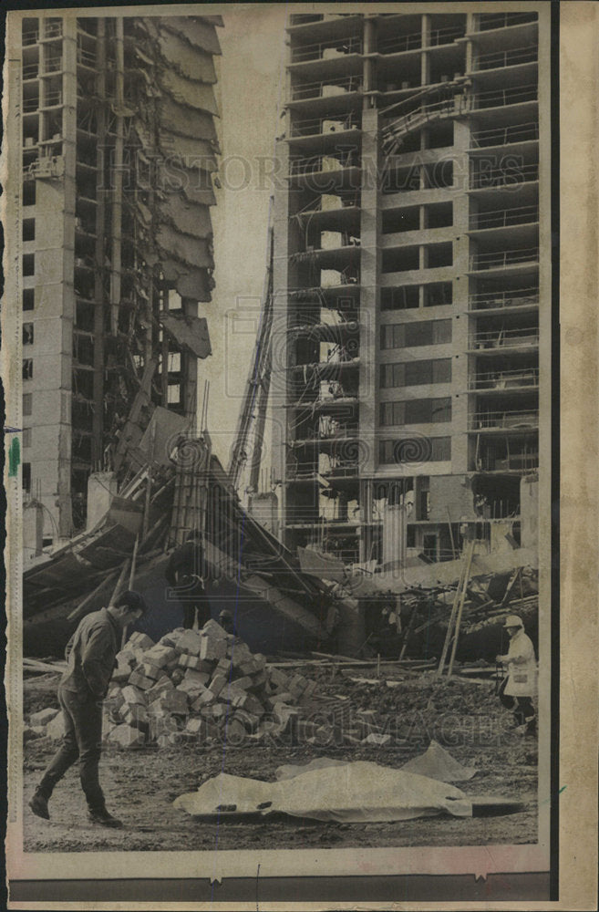 1973 Press Photo Police and Fire Officials Search - Historic Images