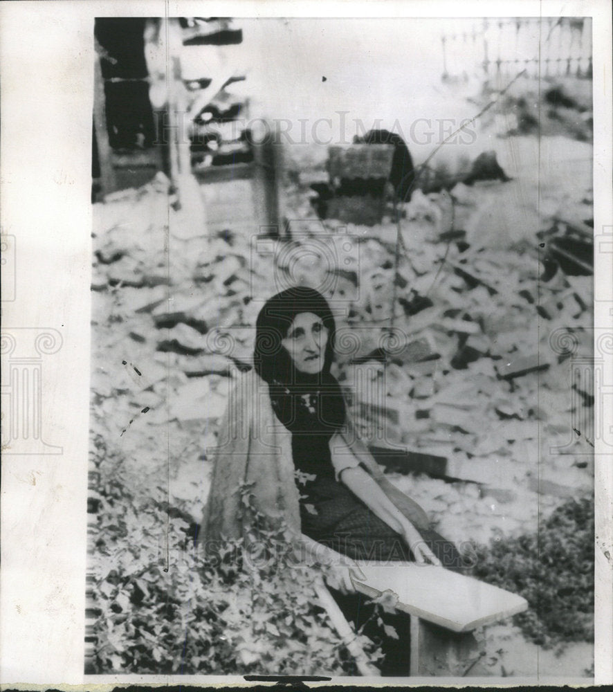 1963 Press Photo Home destroy earthquake Skopje woman - Historic Images