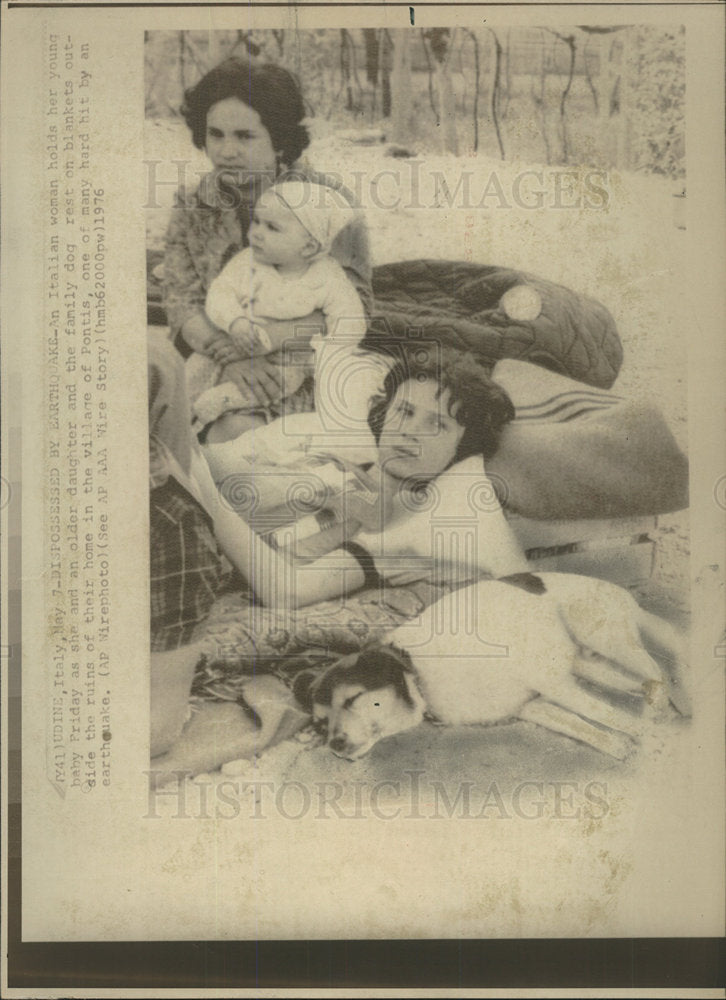 1976 Press Photo Dispossess Earth Quake Woman Blanket - Historic Images