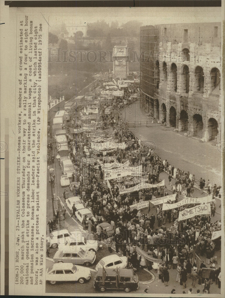 1975 Press Photo Workers Labor Strike Rome Italy - Historic Images