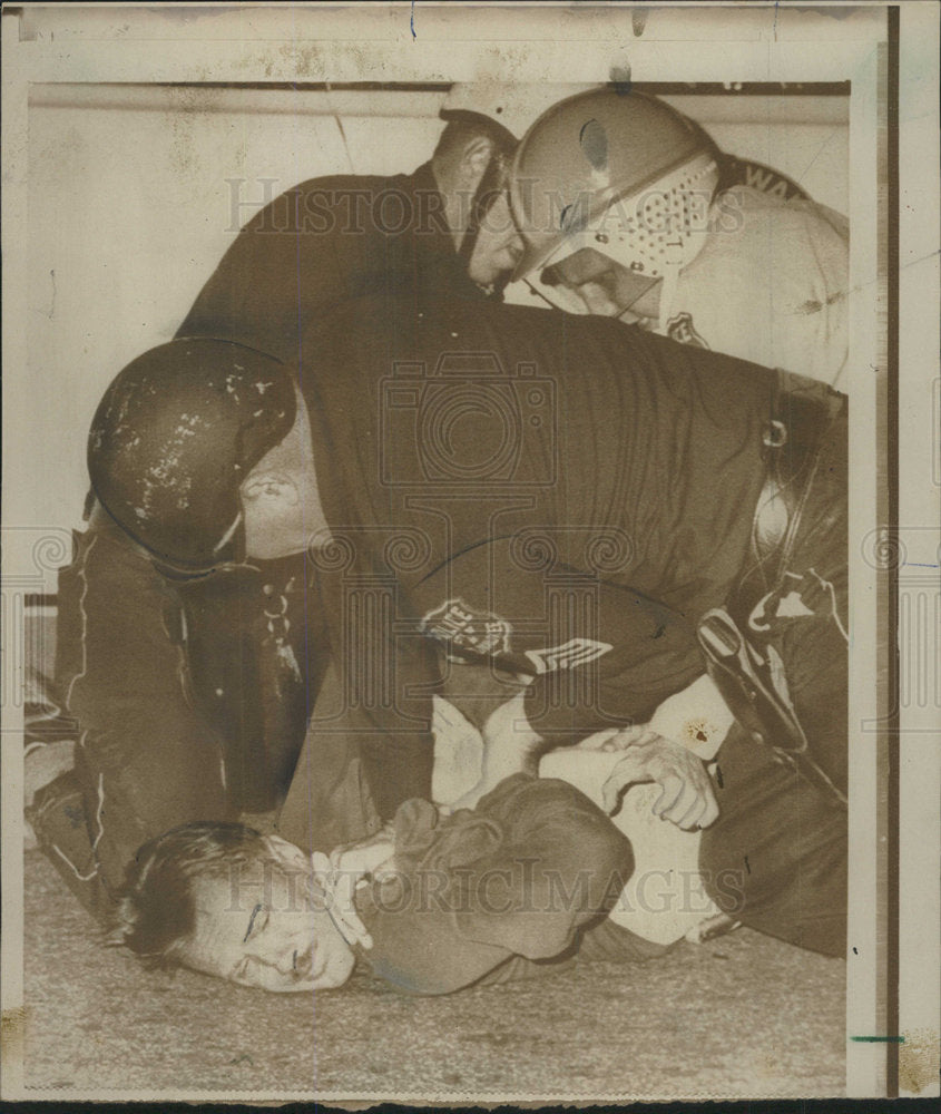 1972 Press Photo Milwaukee Policemen Subdue Heckler - Historic Images