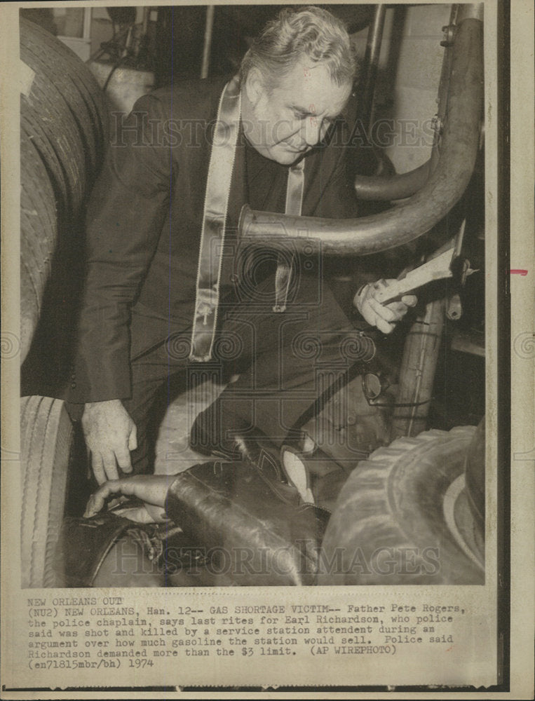 1974 Press Photo Father Pete Rogers Pray for Richardson - Historic Images