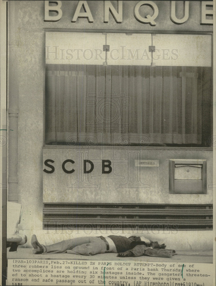 1975 Press Photo Paris bank Hostages Shoot Gangster - Historic Images