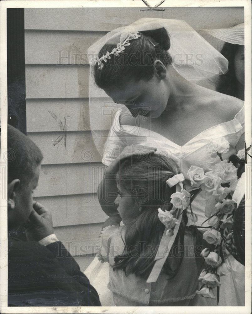 1960 Press Photo A Bride Reassures Her Sister - Historic Images