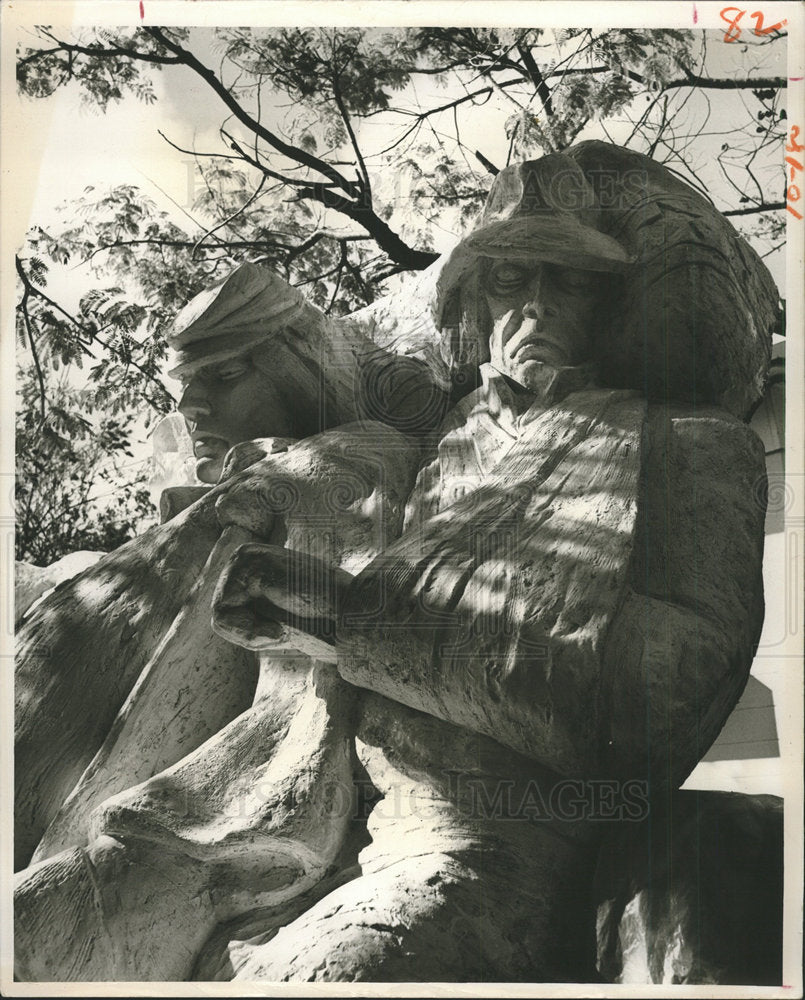 Press Photo A Statue Of A Confederate Soldier - Historic Images