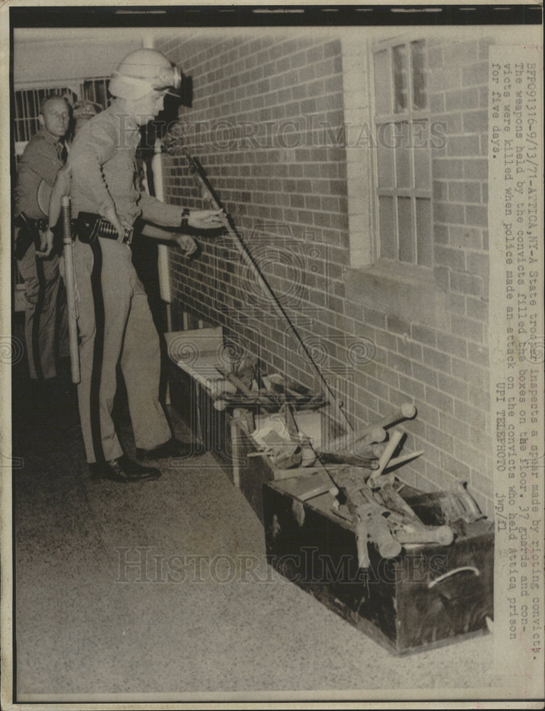 1971 Press Photo Trooper Inspects Spear Convict Weapon - Historic Images