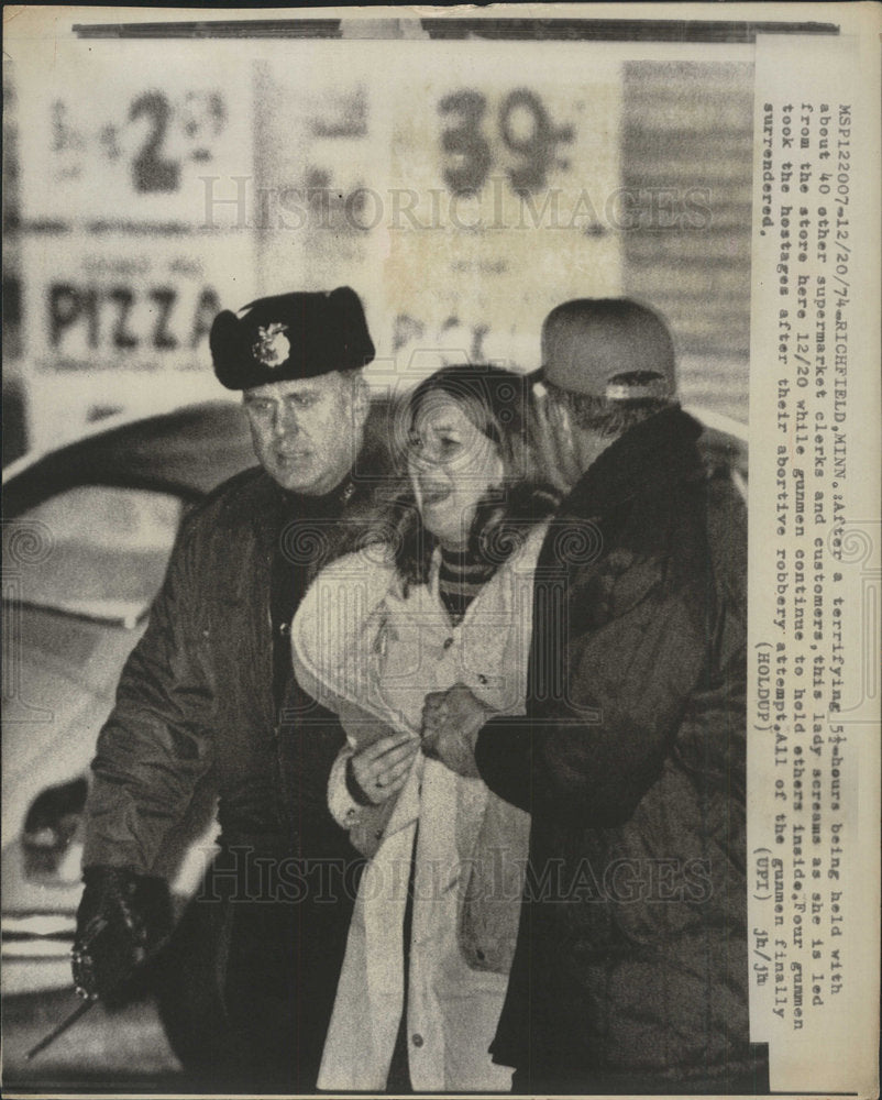 1974 Press Photo Supermarket Hostages Freed - Historic Images