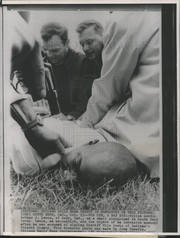1967 Press Photo Police Subdue ArthurJ.Lewis,ex-convict - Historic Images