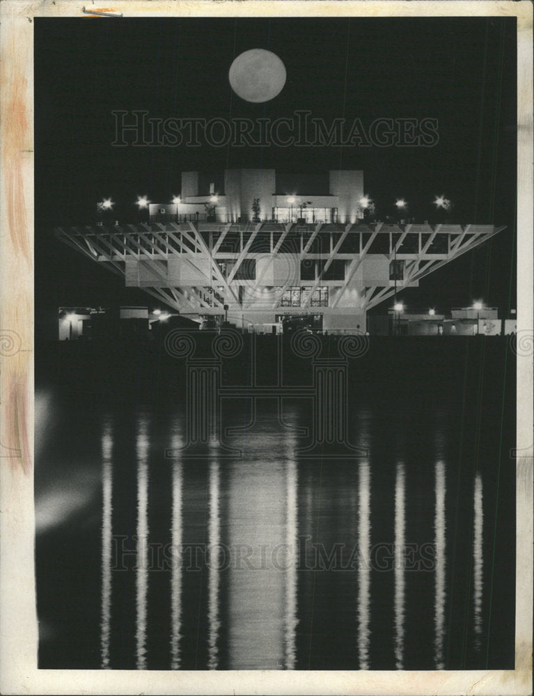 1974 Press Photo Building Water Moon Night  - Historic Images