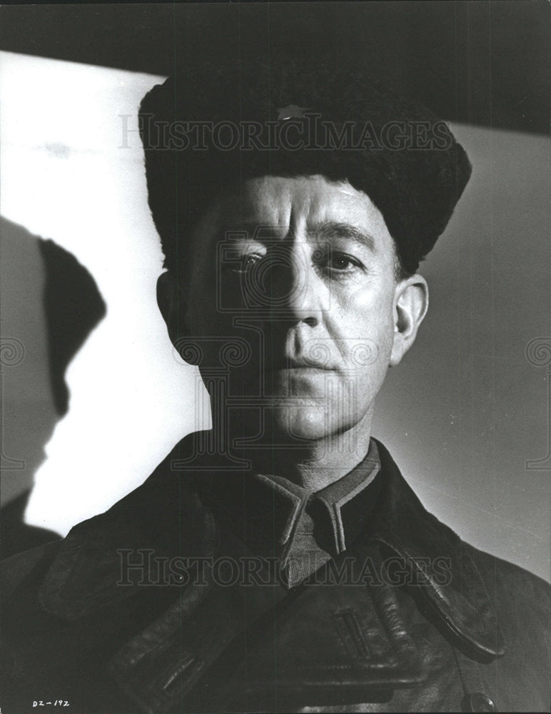 Press Photo Sir Alec Guinness star Doctor Zhivago play  - Historic Images