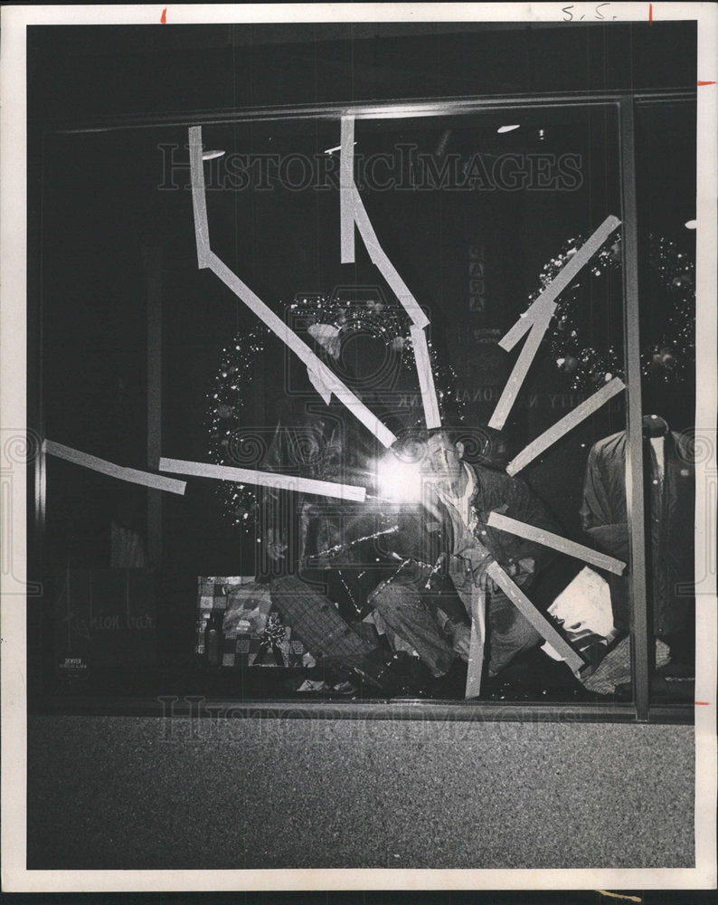 1968 Press Photo Workmen Gump Glass Co - Historic Images