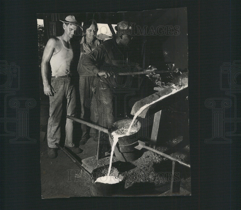 Press Photo Black Molten Iron Casting Work - Historic Images