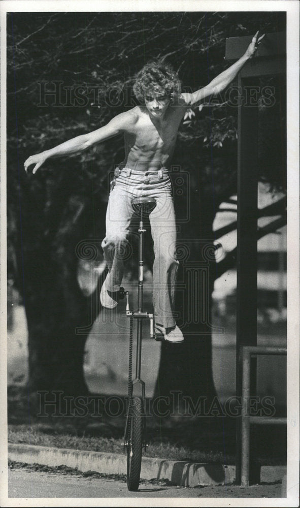 1979 Press Photo Jim Jones Riding  unicycle gets step  - Historic Images