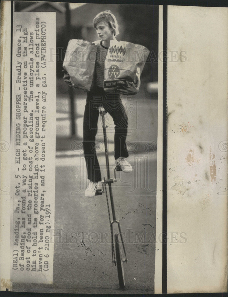 1971 Press Photo Bradly Grace High Riding Shopper - Historic Images