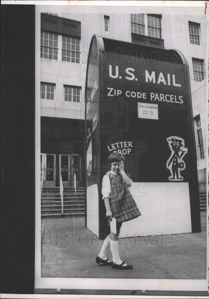 1967 Press Photo Jacqueline and the huge mail box - Historic Images