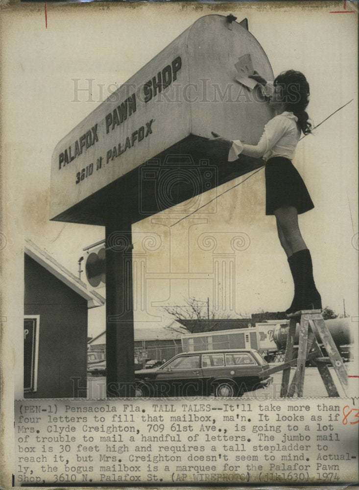 1974 Press Photo Mrs Clyde Creighton correspondent  - Historic Images