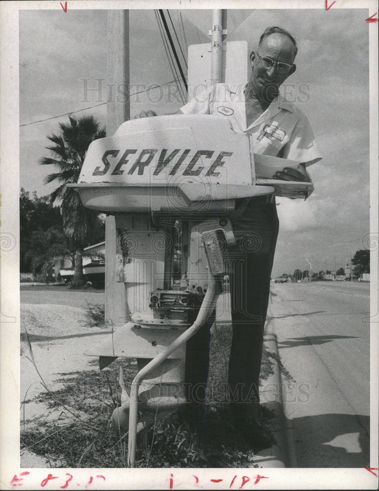 1970 Press Photo Dale Mason Mailbox Marine Service - Historic Images