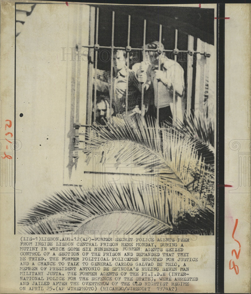 1974 Press Photo Lisbon Central Prison Mutiny Agent PIc - Historic Images