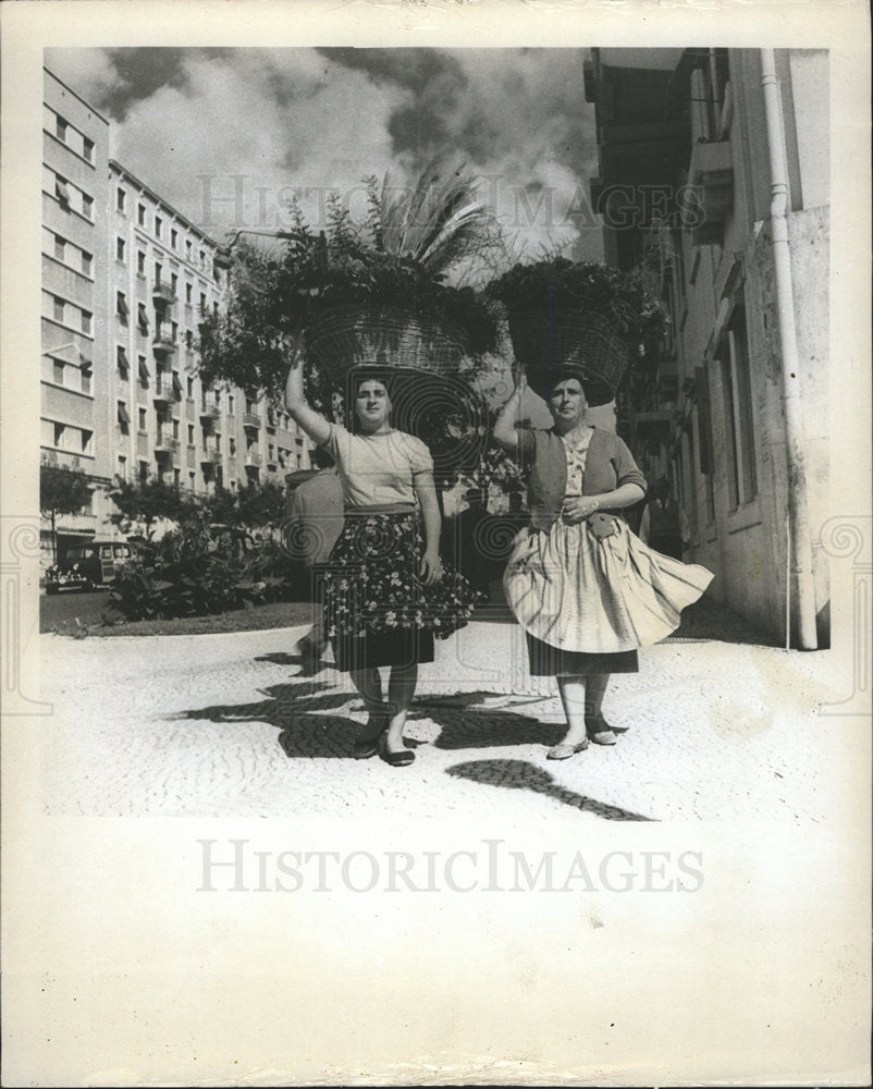 1966 Press Photo Flower sellers Lisbon street scene - Historic Images