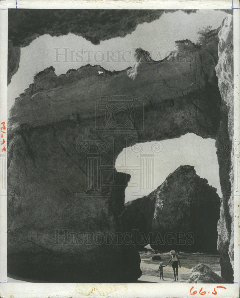 1966 Press Photo rock formations Praia Da Rocha queen - Historic Images