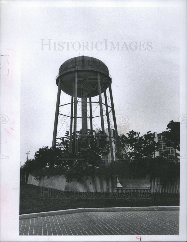 1981 Press Photo Jeff Testerman Graffiti Water Tank Eye - Historic Images