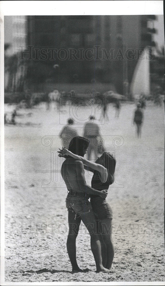 1978 Press Photo Petersburg Beach Love Young Couple - Historic Images