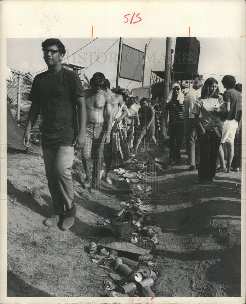 1969 Press Photo  Debris peole attend musical festival - Historic Images