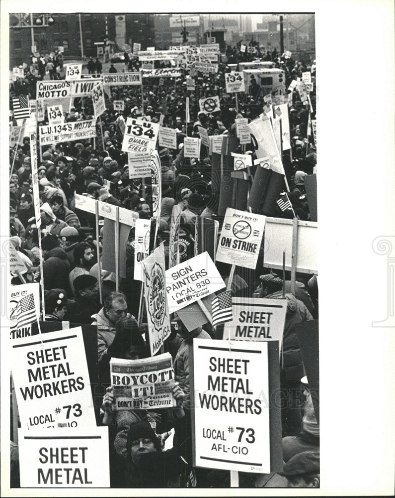 1985 Press Photo Workers Strike Grand Avenue Chicago - Historic Images