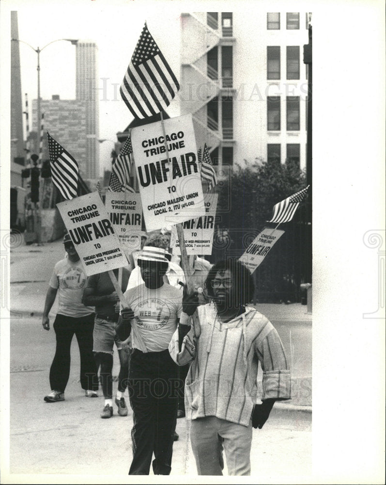 1985 Press Photo Chicago Tribune Tom Brune Struck Hugh - Historic Images