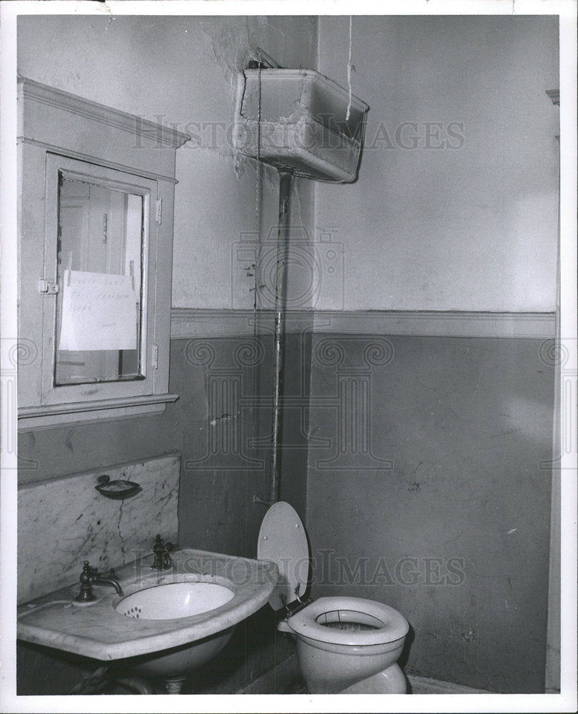 Press Photo Bathroom Home Chicago House plane - Historic Images