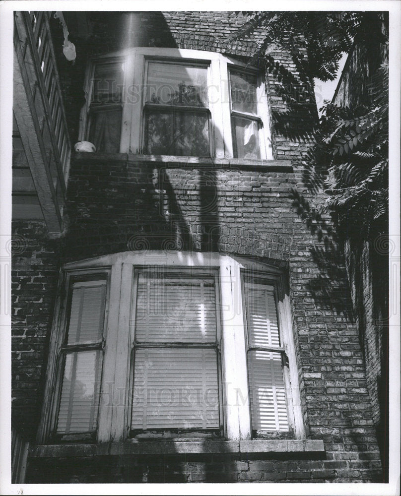 Press Photo Bricks loose Bad Windows Old building home - Historic Images