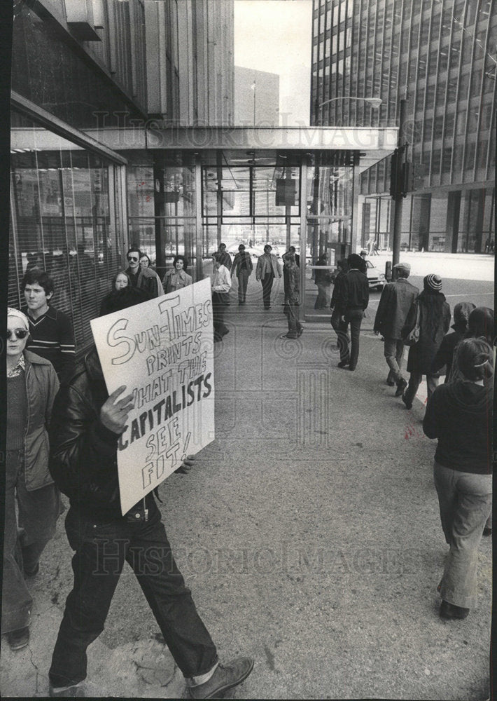 1975 Press Photo Wabash Daily News Pickets Field Group - Historic Images