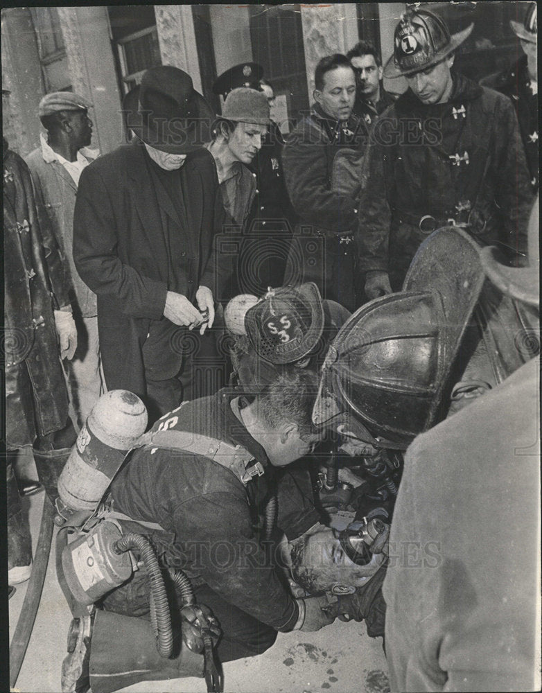 1985 Press Photo Arthur Siewerth Chicago Fire Dept Snap - Historic Images