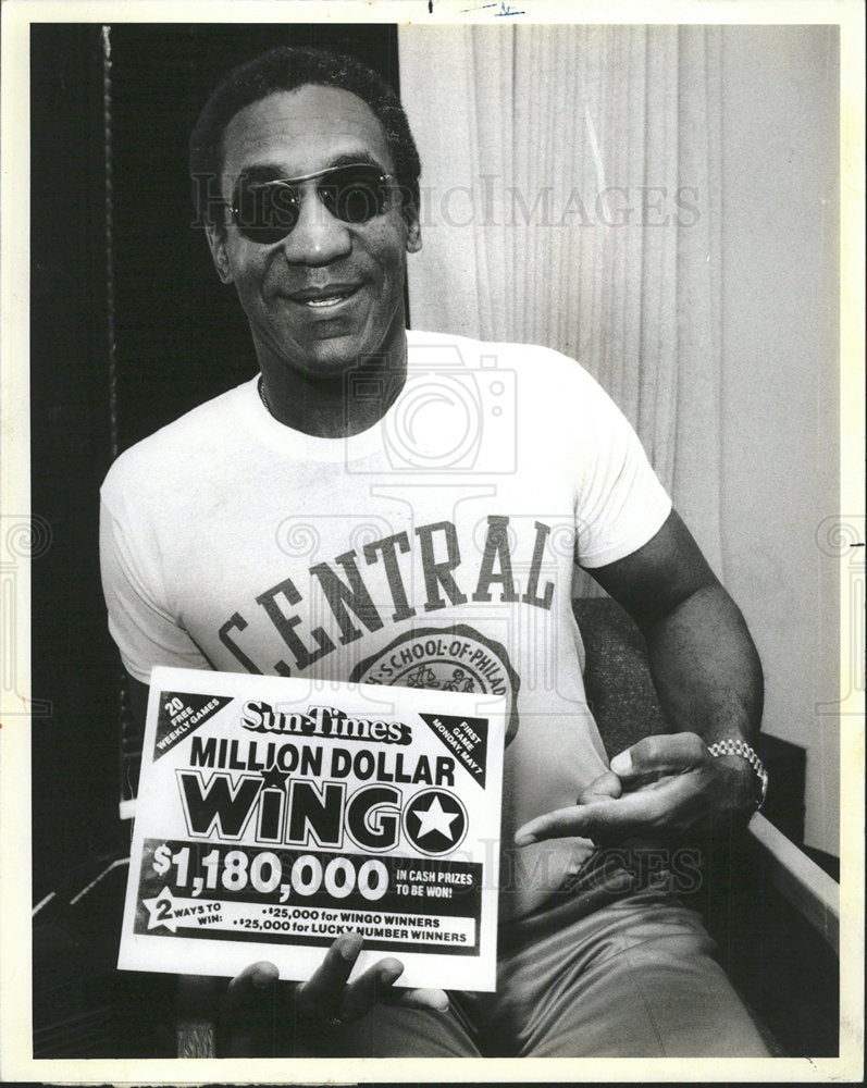 1984 Press Photo Wingo Bill Cosby pointing Card big win - Historic Images