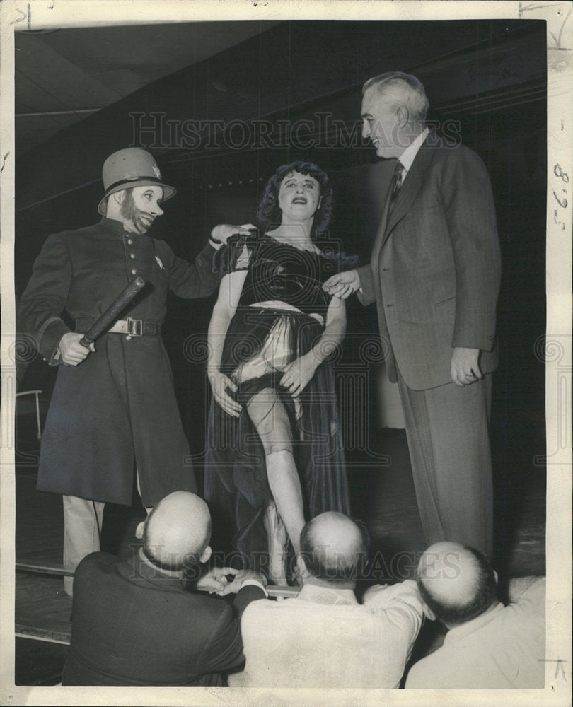1943 Press Photo Attorney Thomas Courtsey Baid head  - Historic Images