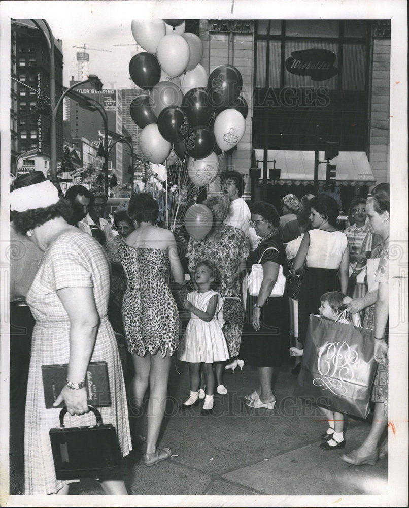 1957 Press Photo Wilma Flintstones Fred Honna Barbeer - RRY39759-Historic Images