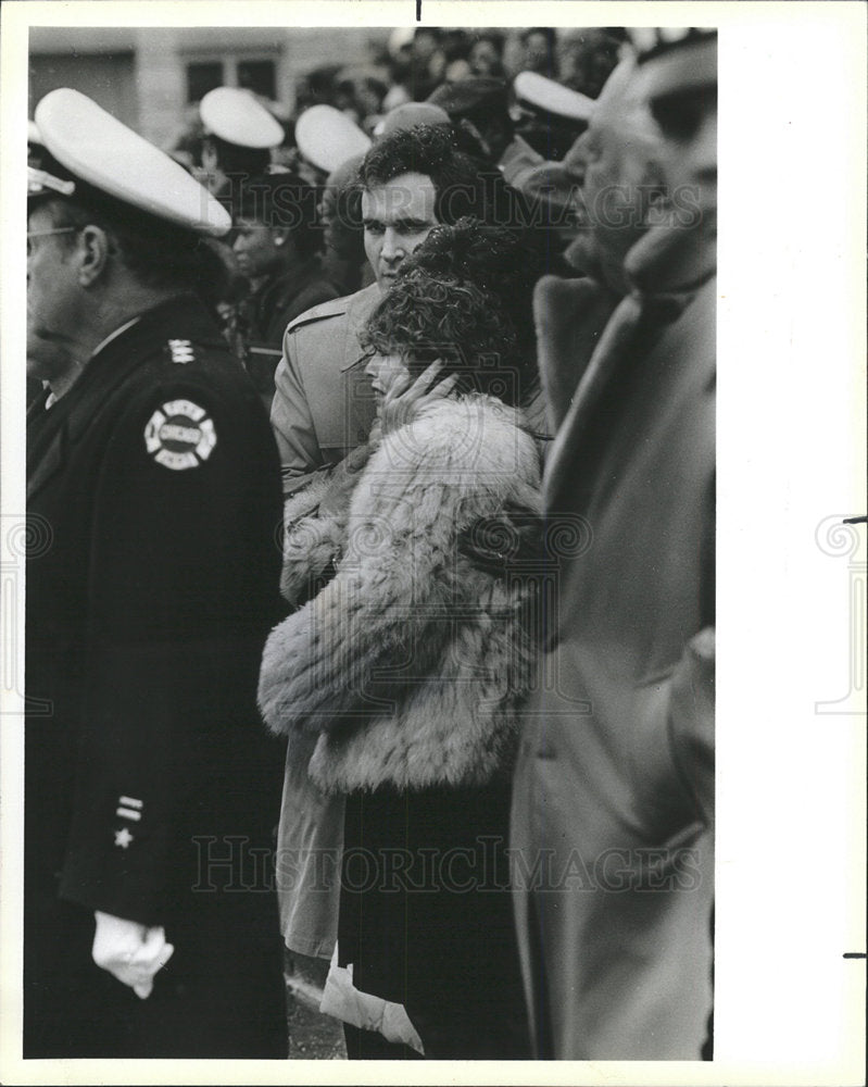 1985 Press Photo Chicago Fire fighter State Street Flag - Historic Images