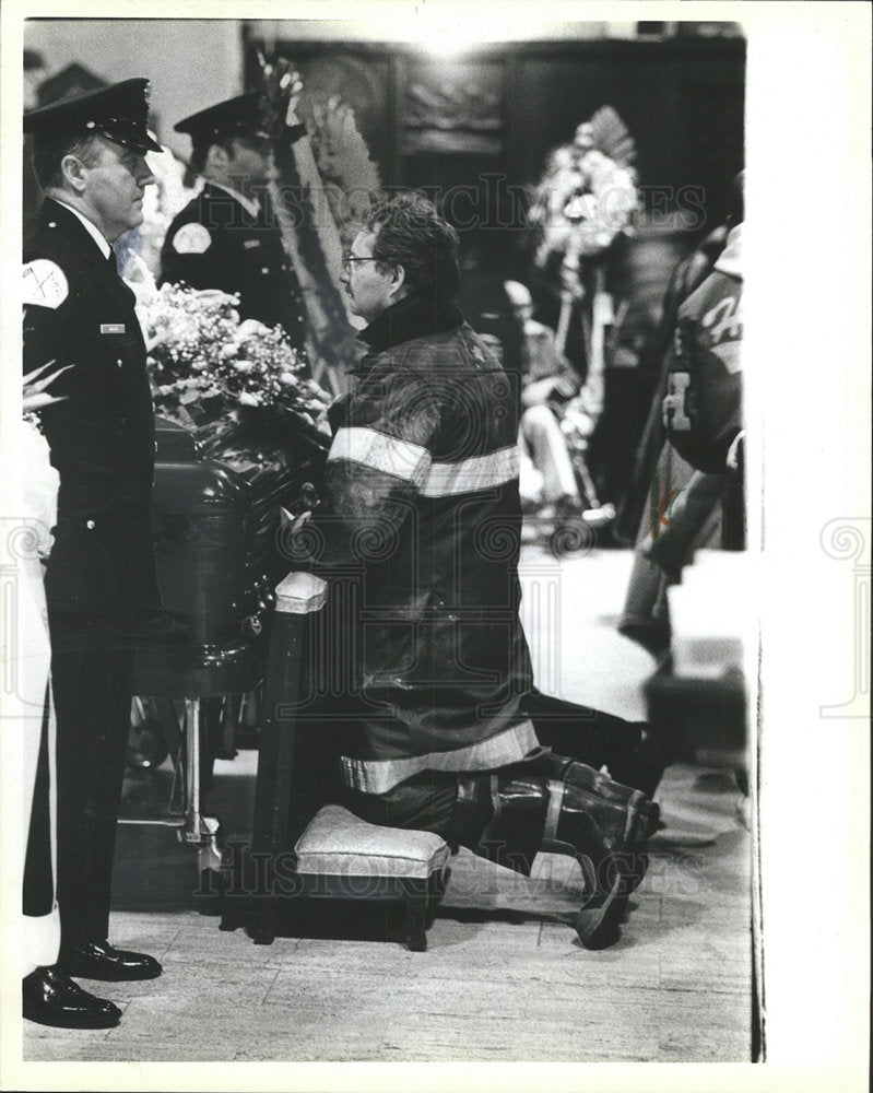 1985 Press Photo Michael Talley Comrade fireman Kimbark - Historic Images