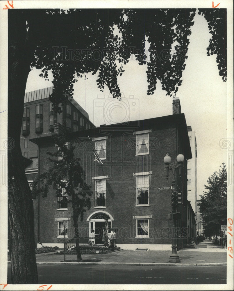 1975 Press Photo America Haunted Houses rose garden  - Historic Images