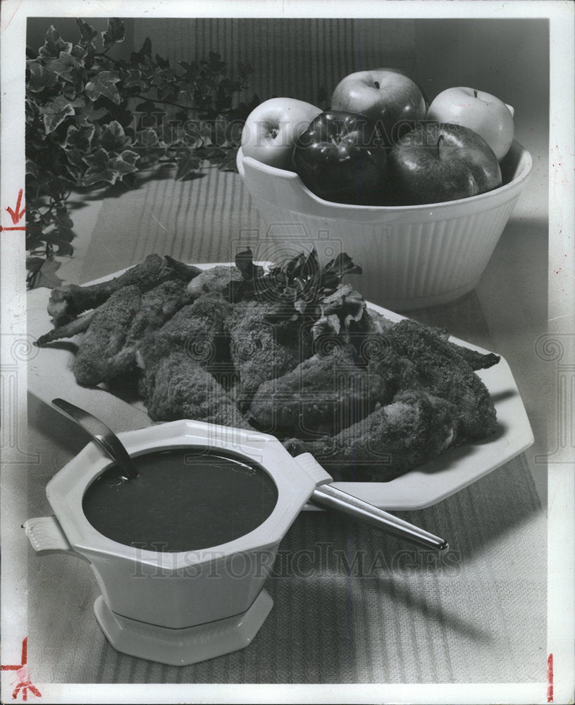 1982 Press Photo chicken crisp finger food  Picnickers - Historic Images