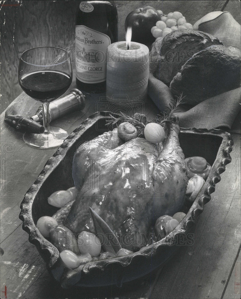1972 Press Photo herb chicken Pinot George salad cheese - Historic Images