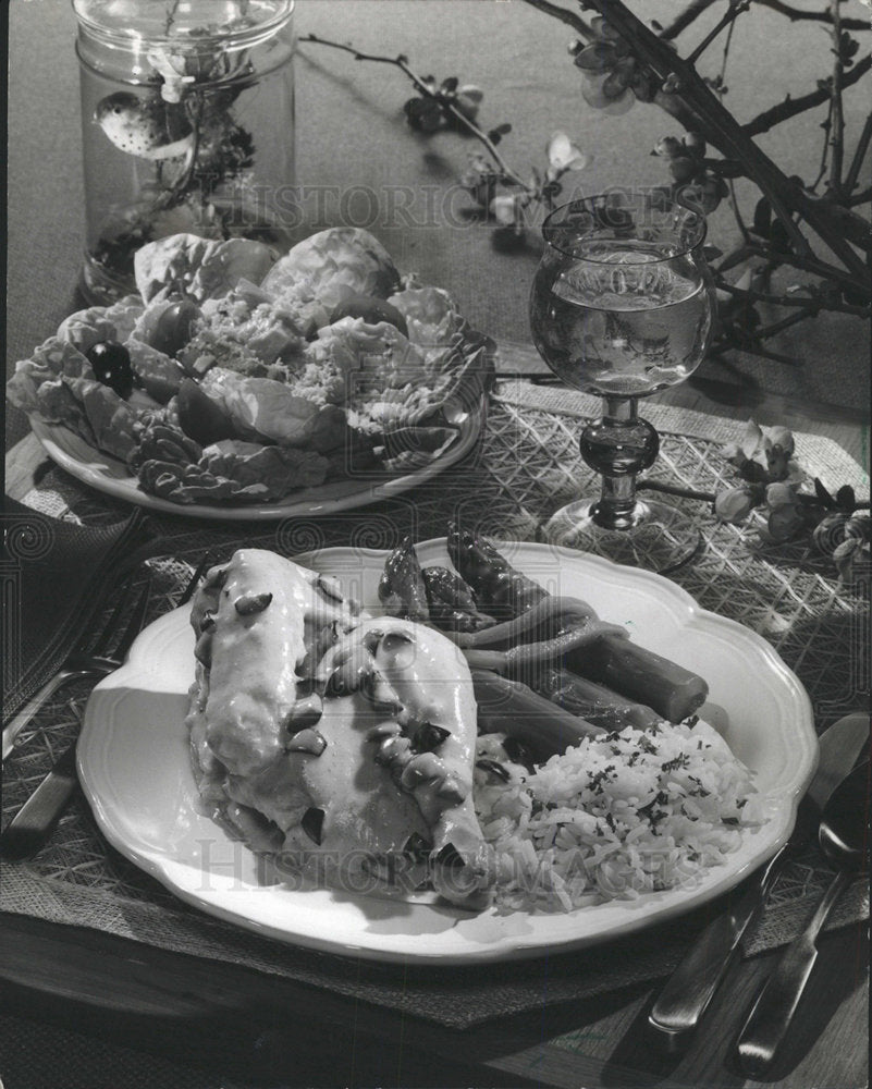 1982 Press Photo Creamy Sauce Garlic Olives Festive  - Historic Images