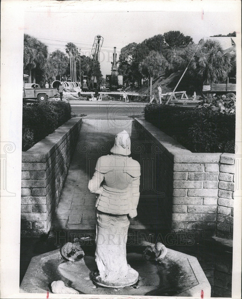 1964 Press Photo Peace de Leon Fountain Camera Cobb - Historic Images