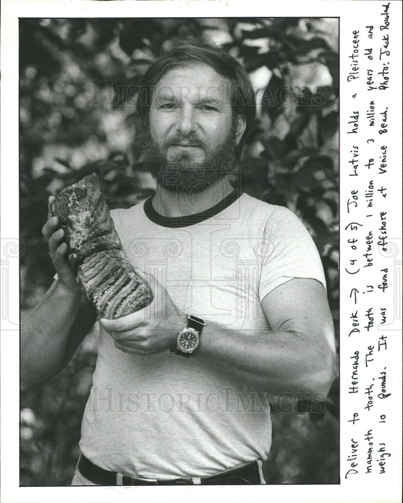 1986 Press Photo Hernando Desk Joe Latvia Venice Beach  - Historic Images