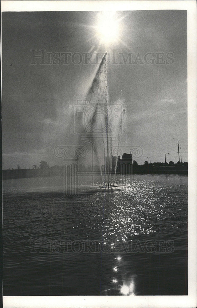 1977 Photo Water Fountain On Bayway Country Club - Historic Images