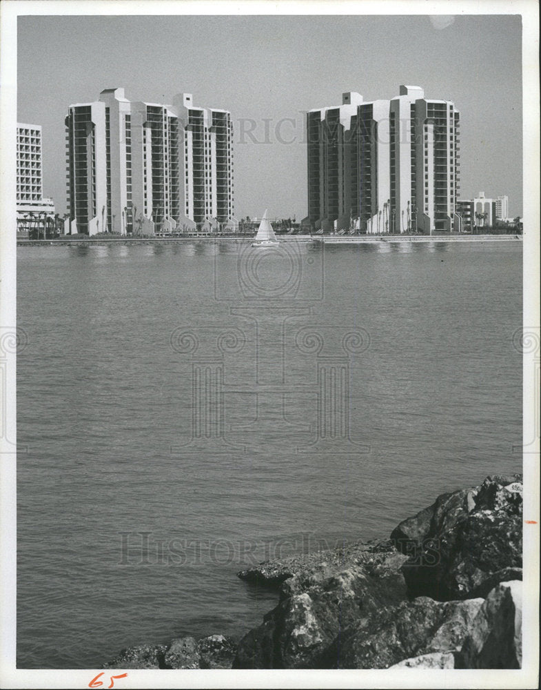 1976 Press Photo Caribbean Gulf Hotel twin towers pool  - Historic Images