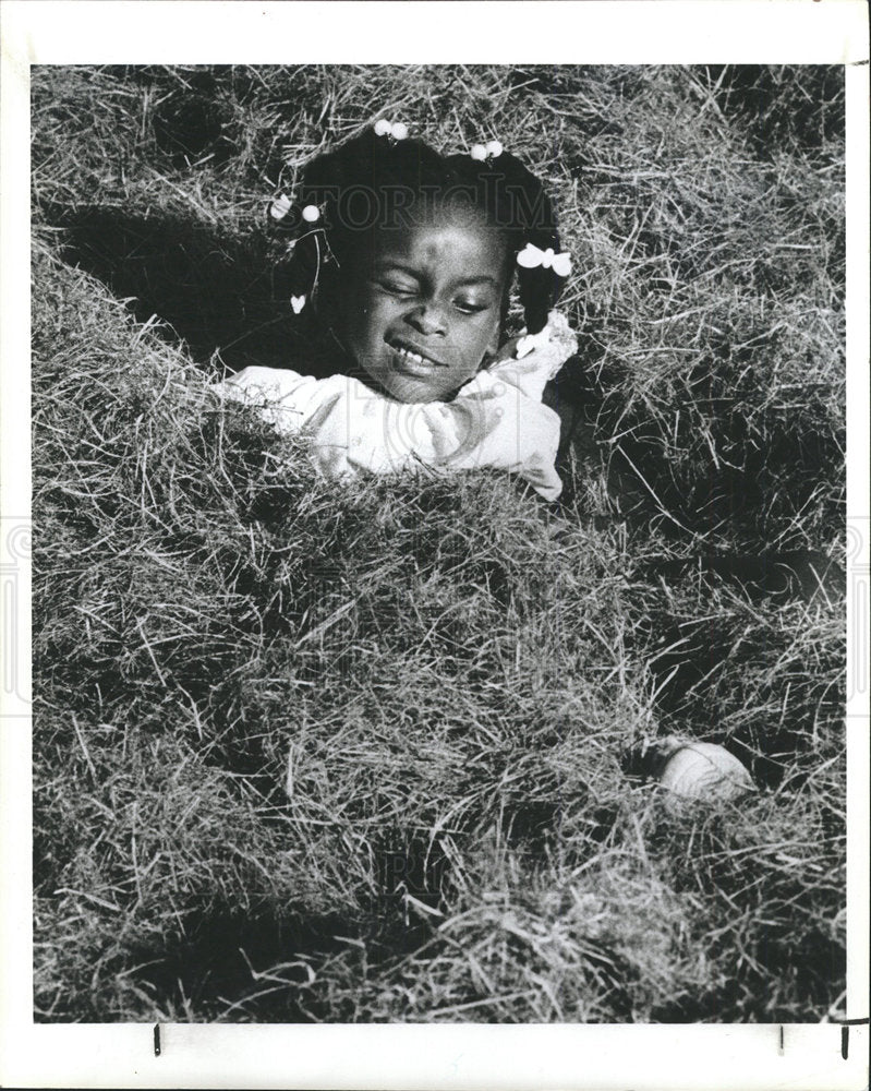 1983 Press Photo Sherry Monique Smith gymnast Grass  - Historic Images