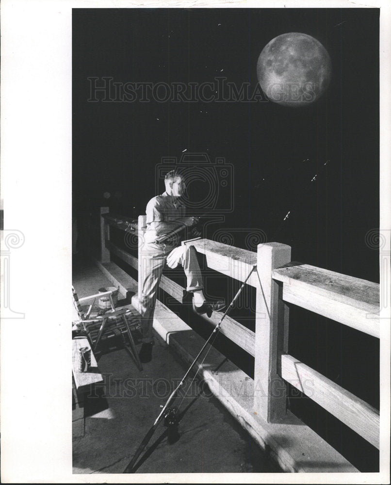 1971 Press Photo Jimmy Knight Fishing Short Pier Night  - Historic Images